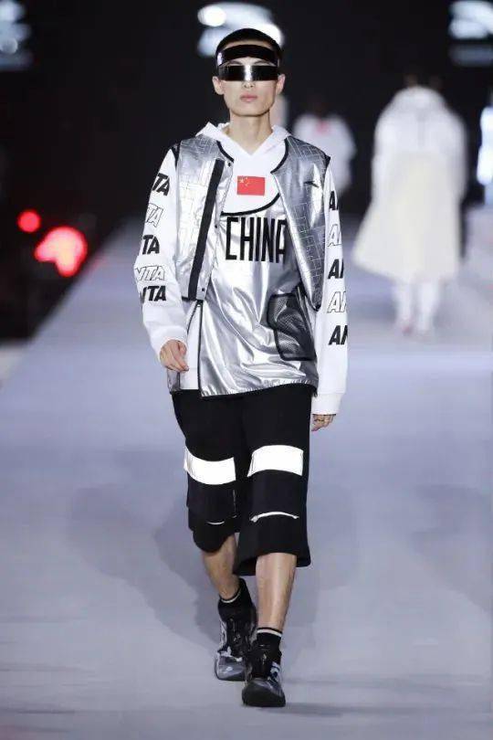 北京2022年冬奥会特许商品国旗款运动服装发布会